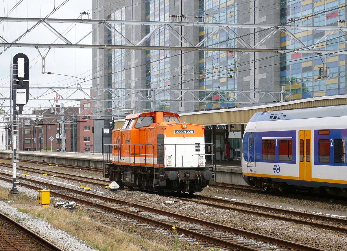 Locon Diesellok 220 Gleis 6 Leiden Centraal Station 15-07-2014.

Locon locomotief 220 tijdens het omrijden voor de vuilnistrein uit Noordwijkerhout over spoor 6 Leiden Centraal Station 15-07-2014.