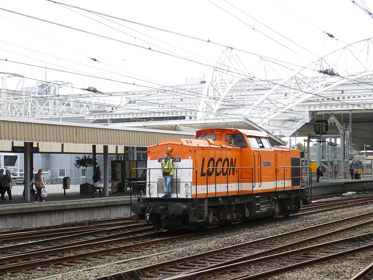 Locon Diesellok 220 Gleis 6 Leiden Centraal Station 15-07-2014.

Locon locomotief 220 tijdens het omrijden voor de vuilnistrein uit Noordwijkerhout over spoor 6 Leiden Centraal Station 15-07-2014.