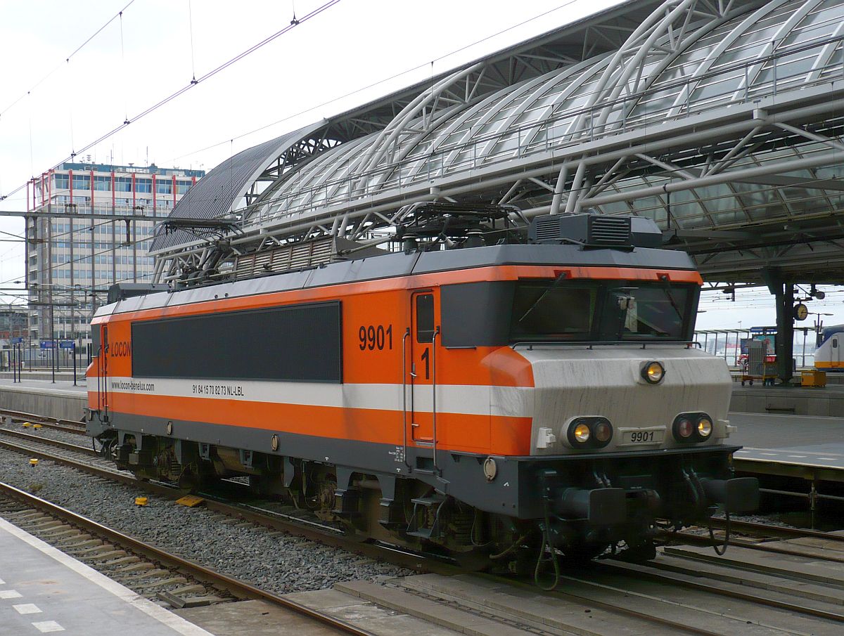 Locon Lok 9901 (ex-NS 1627). Gleis 6a Amsterdam Centraal Station 22-04-2015.

Locon elektrische locomotief 9901 (ex-NS 1627). Spoor 6a Amsterdam Centraal Station 22-04-2015.