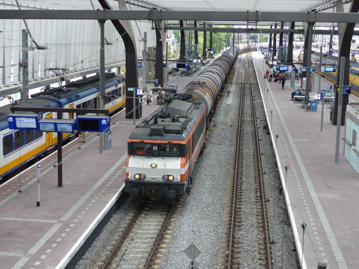 Locon Lok 9902 (ex-NS 1634) mit Kesselwagenzug. Gleis 15 Rotterdam Centraal Station 16-07-2016.

Locon loc 9902 (ex-NS 1634) met een ketelwagentrein. Spoor 15 Rotterdam Centraal Station 16-07-2016.