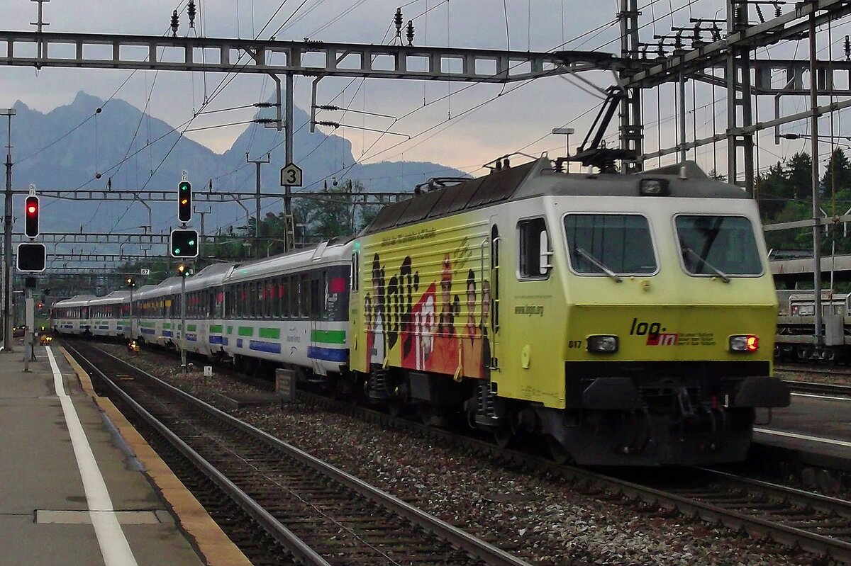 LogIn mit 446 017 beim ausfahren aus Arth-Goldau am Abend von 3 Juni 2014.