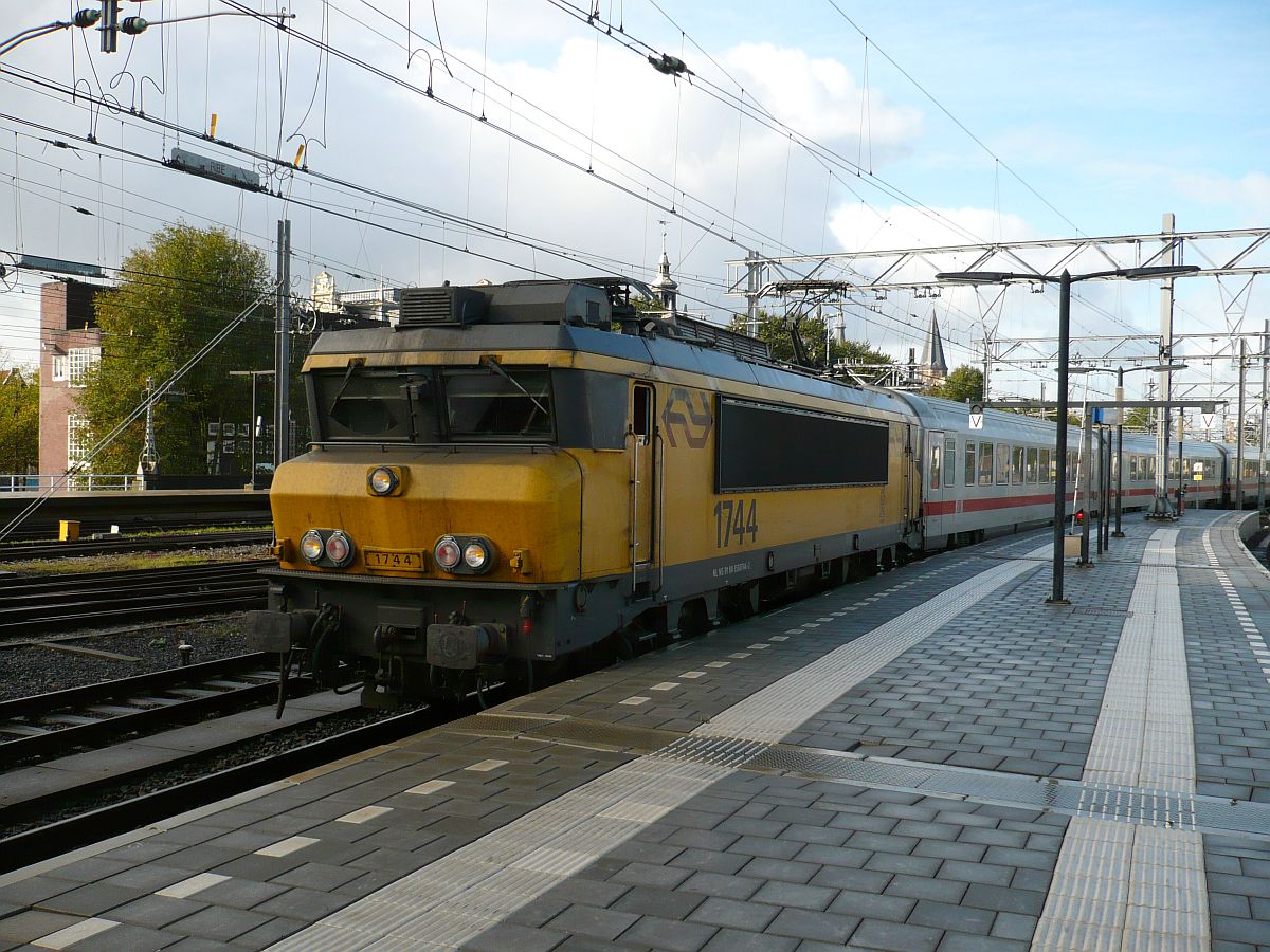 Lok 1744 mit IC 145 nach Berlijn. Einfahrt Gleis 10 Amsterdam Centraal Station 22-10-2014.



Loc 1744 met IC 145 naar Berlijn. Binnenkomst spoor 10 Amsterdam Centraal Station 22-10-2014.