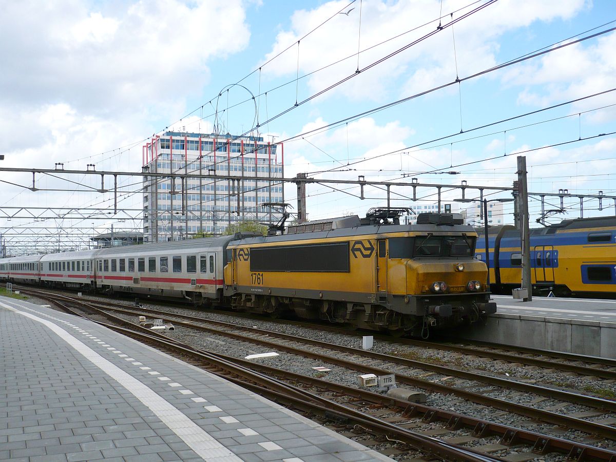 Lok 1761 mit IC 145 nach Berlijn. Gleis 10 Amsterdam Centraal Station 06-05-2015.

Loc 1761 met materieel voor de IC 145 naar Berlijn. Spoor 10 Amsterdam CS 06-05-2015.