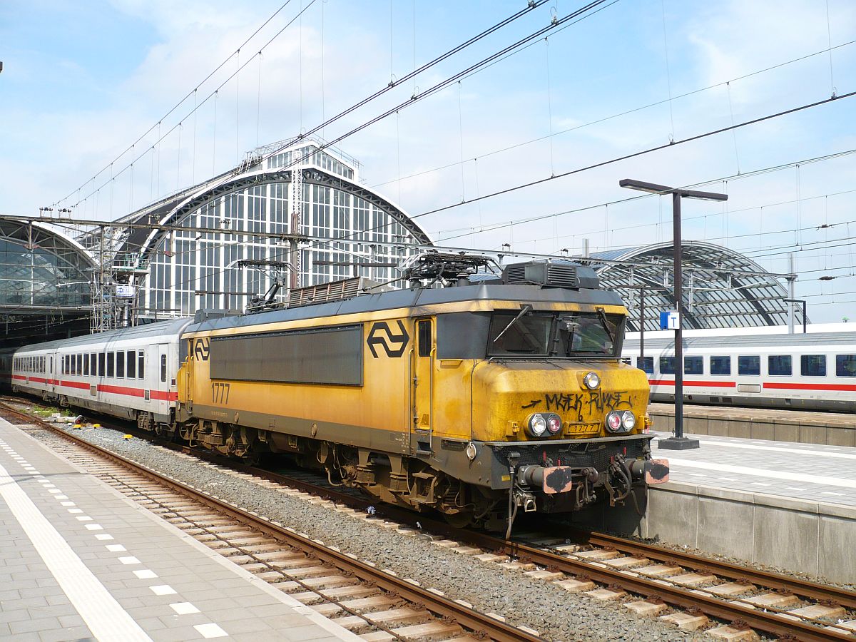 Lok 1777 mit IC 145 nach Berlin. Gleis 10b Amsterdam Centraal Station 19-08-2015.

Locomotief 1777 met IC 145 naar Berlijn. Spoor 10b Amsterdam Centraal Station 19-08-2015.