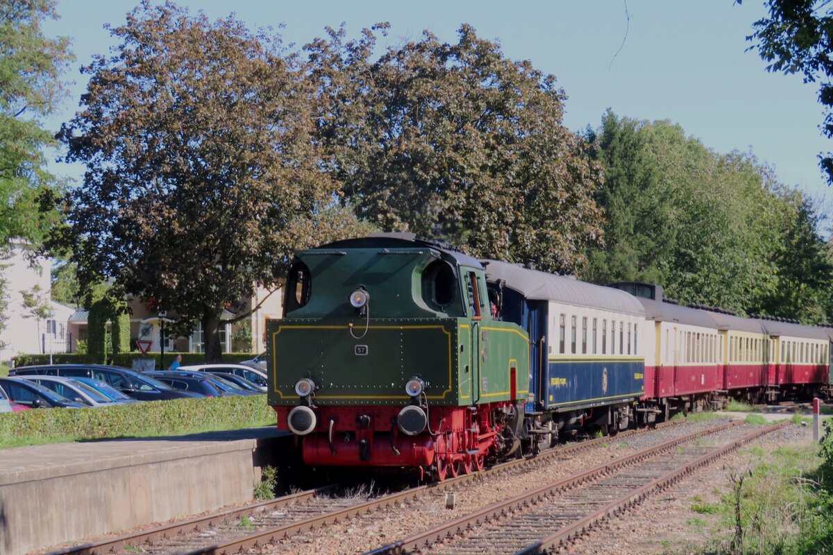 Lok 57 BONNE treft am 24 September 2023 in Schin op geul ein mit ein ZLSM Dampfpendelzug.