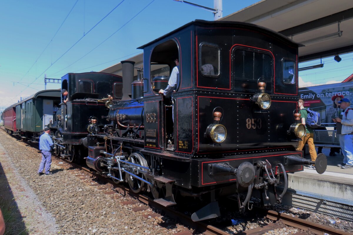Lok 853 der DBB ist am 17 Mai 2025 mit eine der manche Sonderz�ge von das Bahnspektakel  150 Jahre Emmentalbahn  in Burgdorf eingetroffen.