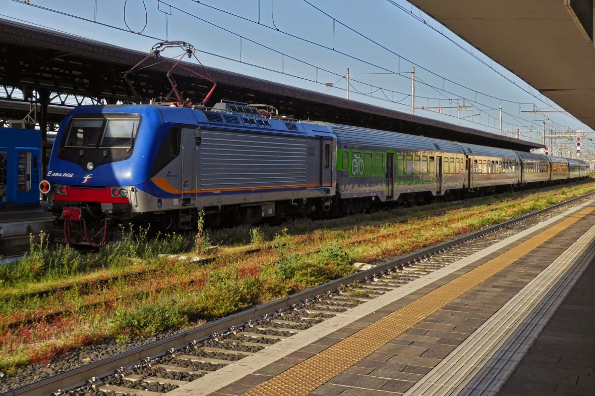 Lok E 464.662 von Trenitalia schiebt ihren Zug aus dem Bahnhof von Verona Porta Nuovo. 05.05.2025