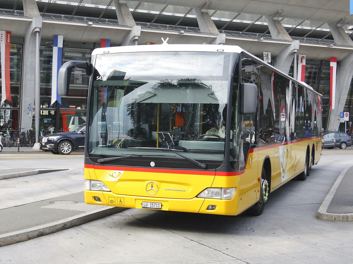 Luzern am 25. Juni 2018,  Postbus - Mercedes Citaro Nr.5435 LU 15711 unterwegs am Hauptbahnhof.
