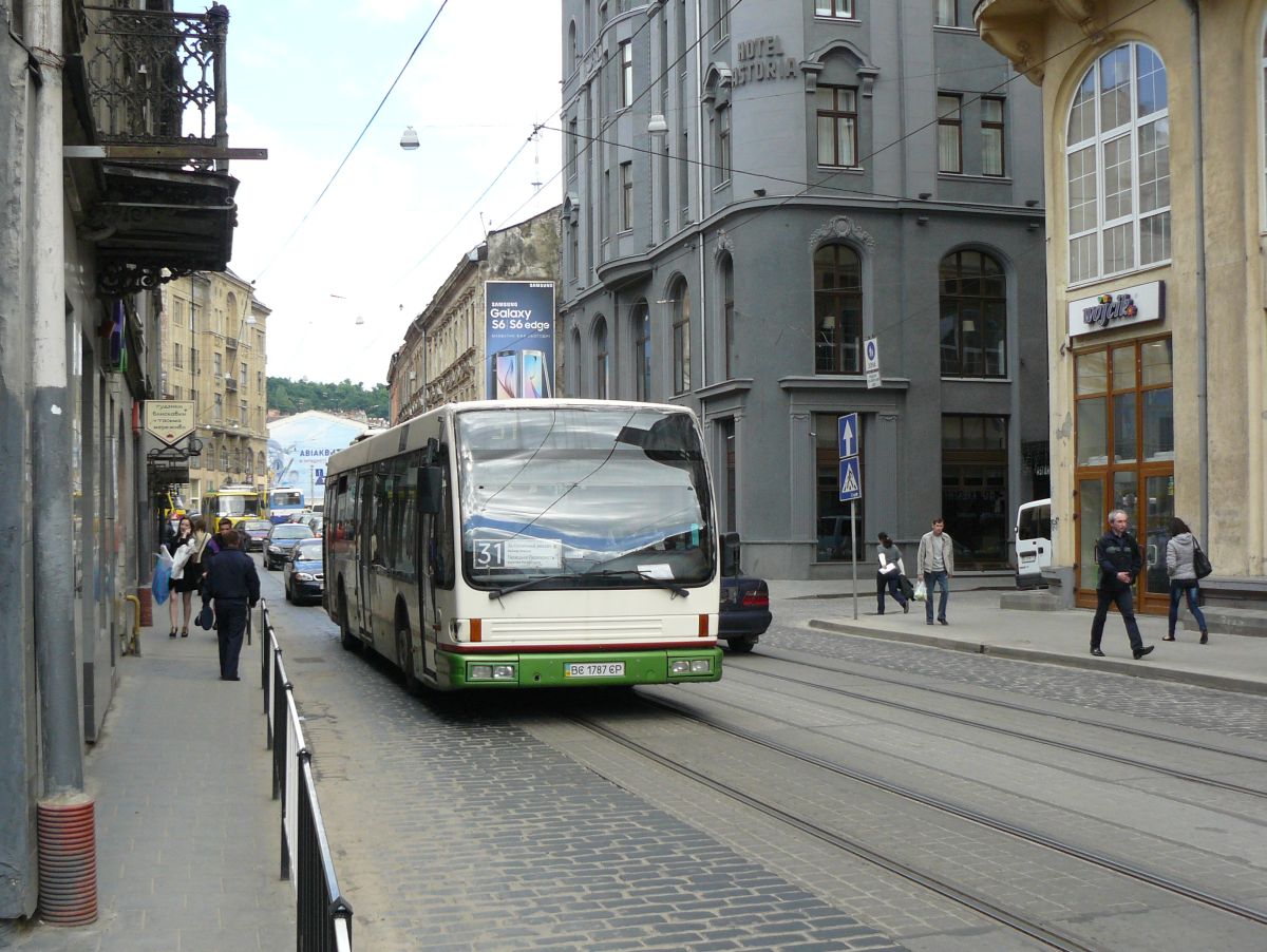 Lviv ATP-14630 DAF Den Oudsten Alliance city Bus Baujahr 1997. ex-RET, Rotterdam, Niederlande. Horodotska Strasse, Lviv, Ukraine 28-05-2015.


Lviv ATP-14630 DAF Den Oudsten Alliance city bus bouwjaar 1997. ex-RET, Rotterdam. Horodotska straat, Lviv, Oekrane 28-05-2015.