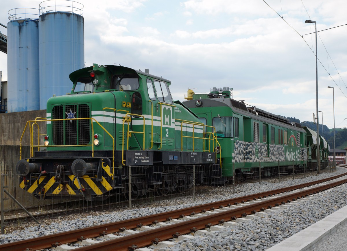 Makies AG: Rangierfahrt mit der Em 3/3 2  HENSCHEL  der Makies AG, auf dem nicht elektrifizierten Industriegeleise beim Kieswerk Gettnau am 28. September 2015.
Foto: Walter Ruetsch