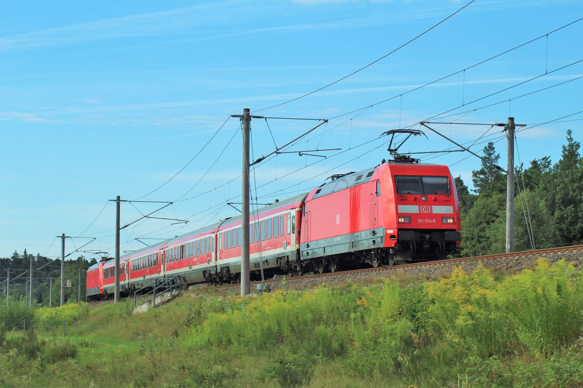 Mal was anderes, nicht aus der Heimat... Hier durchfhrt die BR 101 in  Sandwich -Formation Nrnberg-Feucht als Mnchen-Nrnberg-Express nach Nrnberg Hbf. Das Bild entstand am 14.08., auf der Fahrt in den Urlaub.