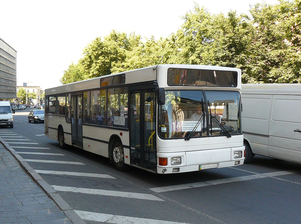 MAN A10 Bus Prospekt Vyacheslava Chernovola, Lviv 20-06-2013.

MAN A10 bus Prospekt Vyacheslava Chernovola, Lviv 20-06-2013.