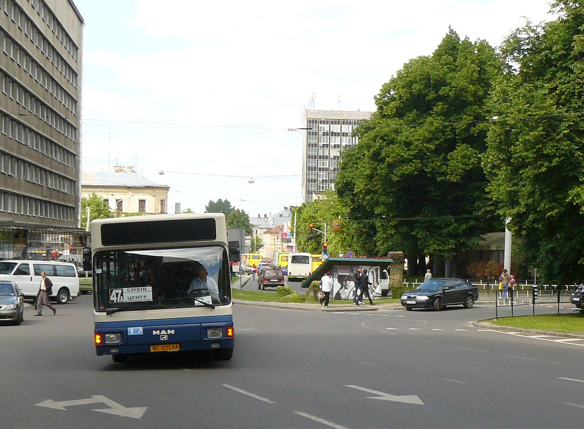 MAN A10 Bus Prospekt Vyacheslava Comovola, Lviv 25-05-2012.

MAN A10 bus Prospekt Vyacheslava Comovola, Lviv 25-05-2012.