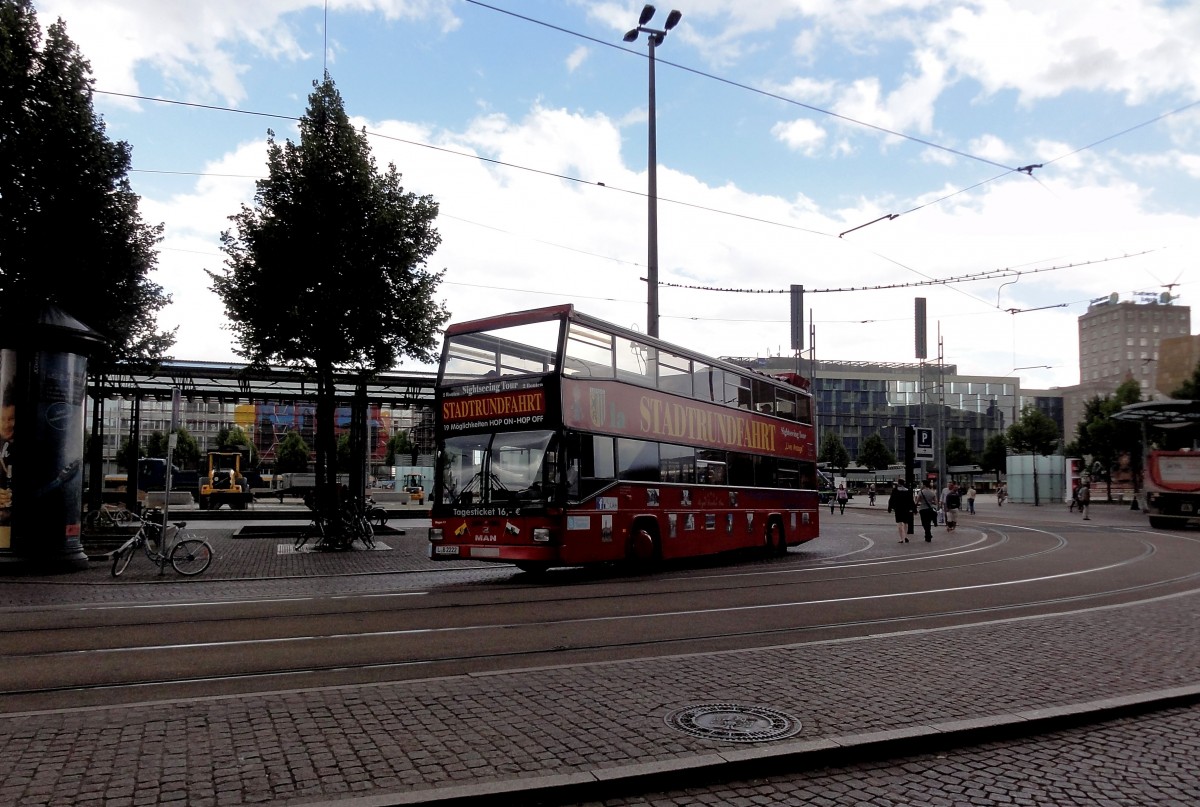 MAN Bus fr die Stadtrundfahrten in Leipzig bei der Oper Ende Juli 2015 gesehen.