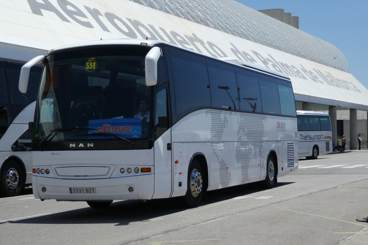 MAN von  CN -Bus verlsst den Airport Palma / Mallorca im Juni 2016