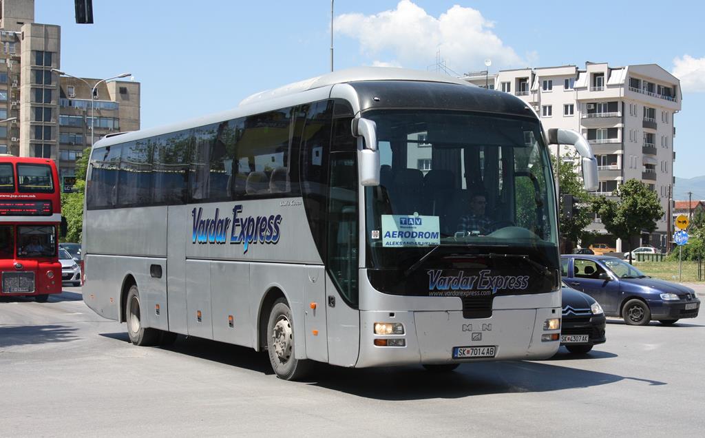 MAN Flughafenbus Reisebus Lions Coach am 19.5.2017 in Skopje am Hauptbahnhof.