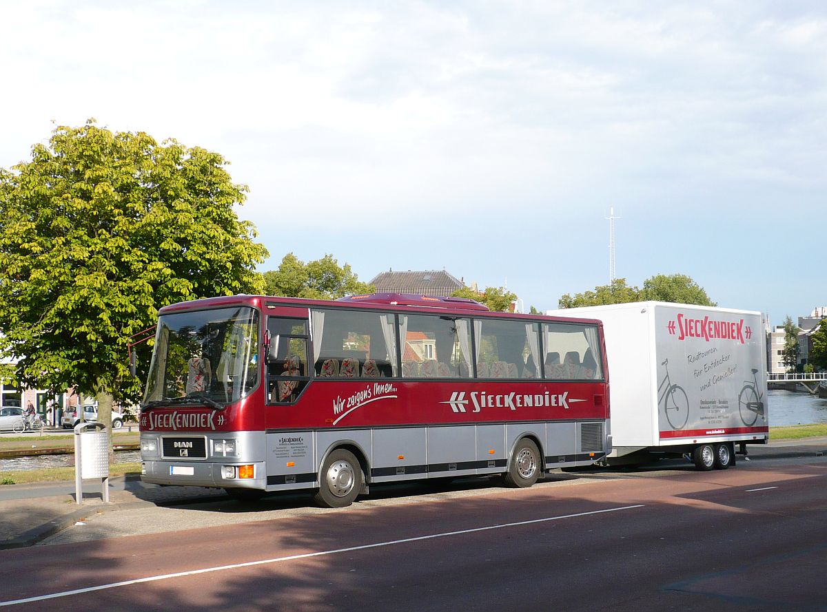 MAN Gppel Augsburg Reisebus met Fahrradanhnger der firma Sieckendiek aus Deutschland. Molenwerf, Leiden 07-09-2013.

MAN Gppel Augsburg reisbus met fietsenaanhanger van de firma Sieckendiek uit Duitsland. Molenwerf, Leiden 07-09-2013.