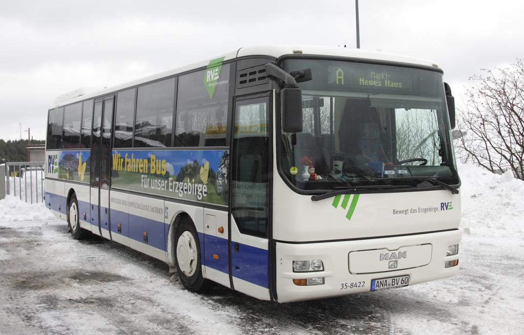 MAN Linienbus der RVE, Regionalverkehr Erzgebirge GmbH mit Sitz in Annaberg-Buchholz.
Die Aufnahme entstand am Bahnhof in Oberwiesenthal im Erzgebirge
am 6.12.2013.