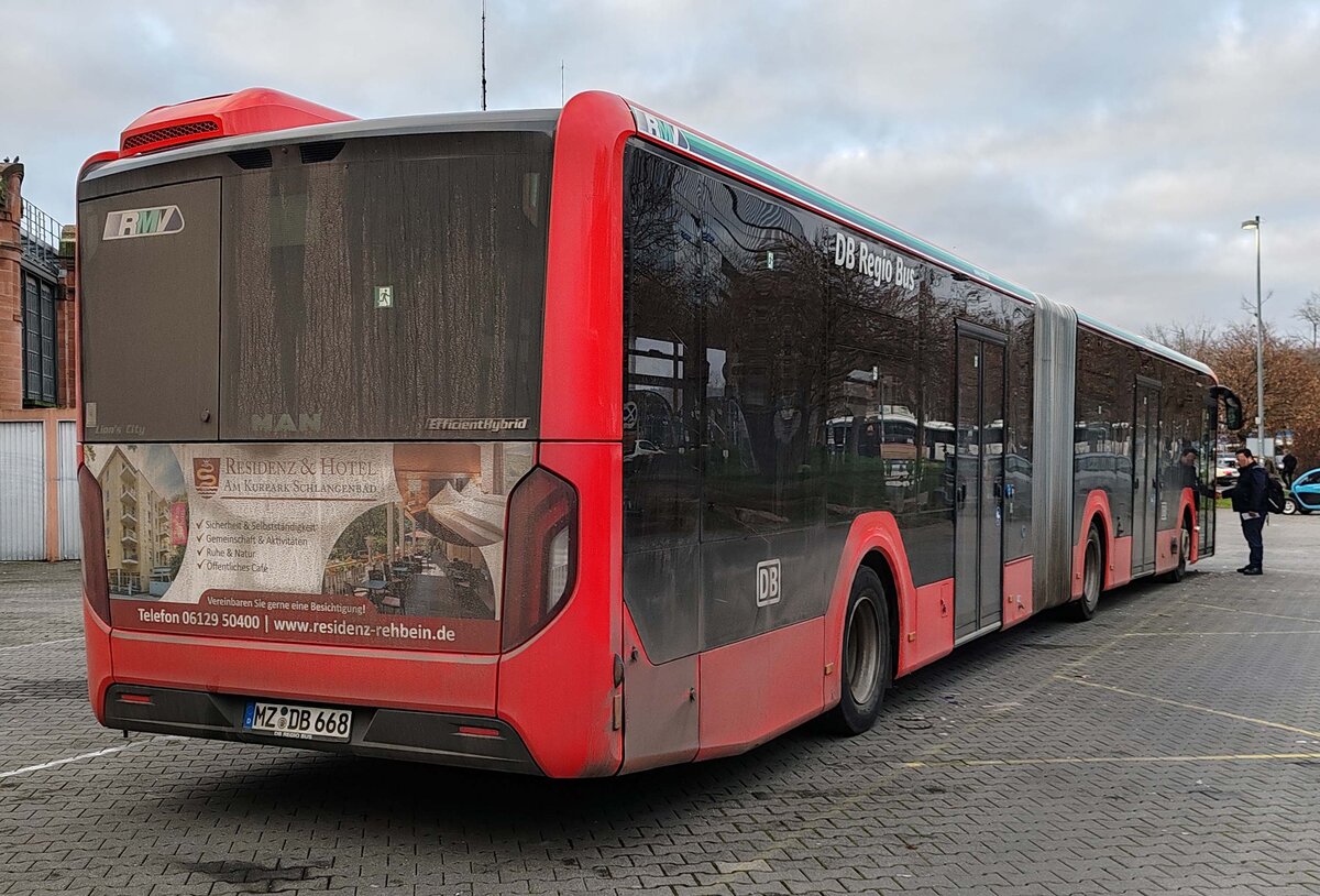 MAN Lion`s City der DB Regio Bus Mitte aus Mainz steht am HBF Wiesbaden im Dezember 2025