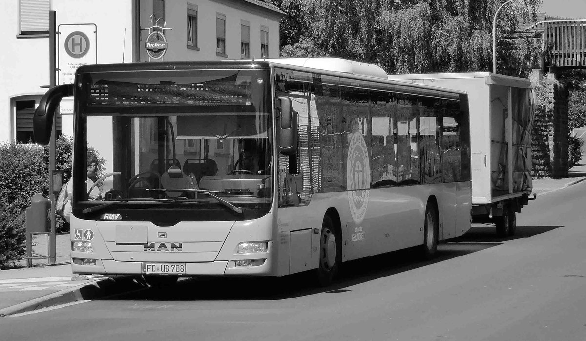 MAN Lion`s City von RhönEnergie unterwegs als RhönRadBus hält an der Haltestelle Eckweisbach im Juni 2019. Diese Busse verkehren an den Wochenende zwischen Fulda und Gersfeld entlang des Milseburgradweges. Auf dem Anhänger ist Platz für 40 Fahrräder.