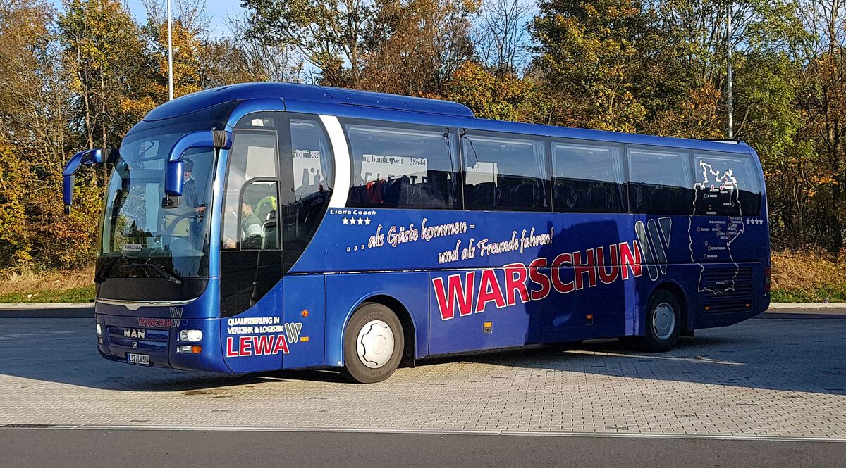 MAN Lion`s Coach als Ausbildungsfahrzeug der Fahrschule WARSCHUN anl. einer Ausbildungsunterbrechung am Autohof Fulda Nord, 10-2021