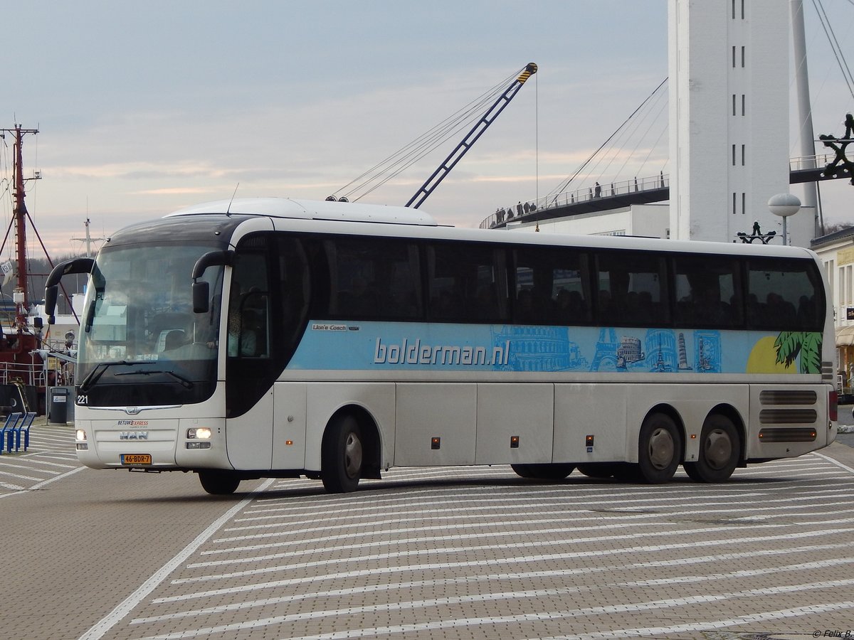 MAN Lion's Coach von Betuwe Express aus den Niederlanden im Stadthafen Sassnitz.