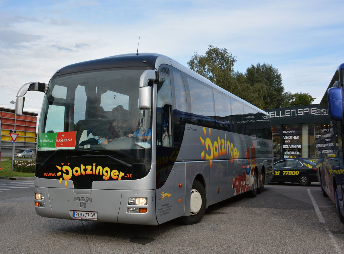 MAN Lions Coach von Datzinger/Zwlfer Reisen aus sterreich in Krems gesehen.