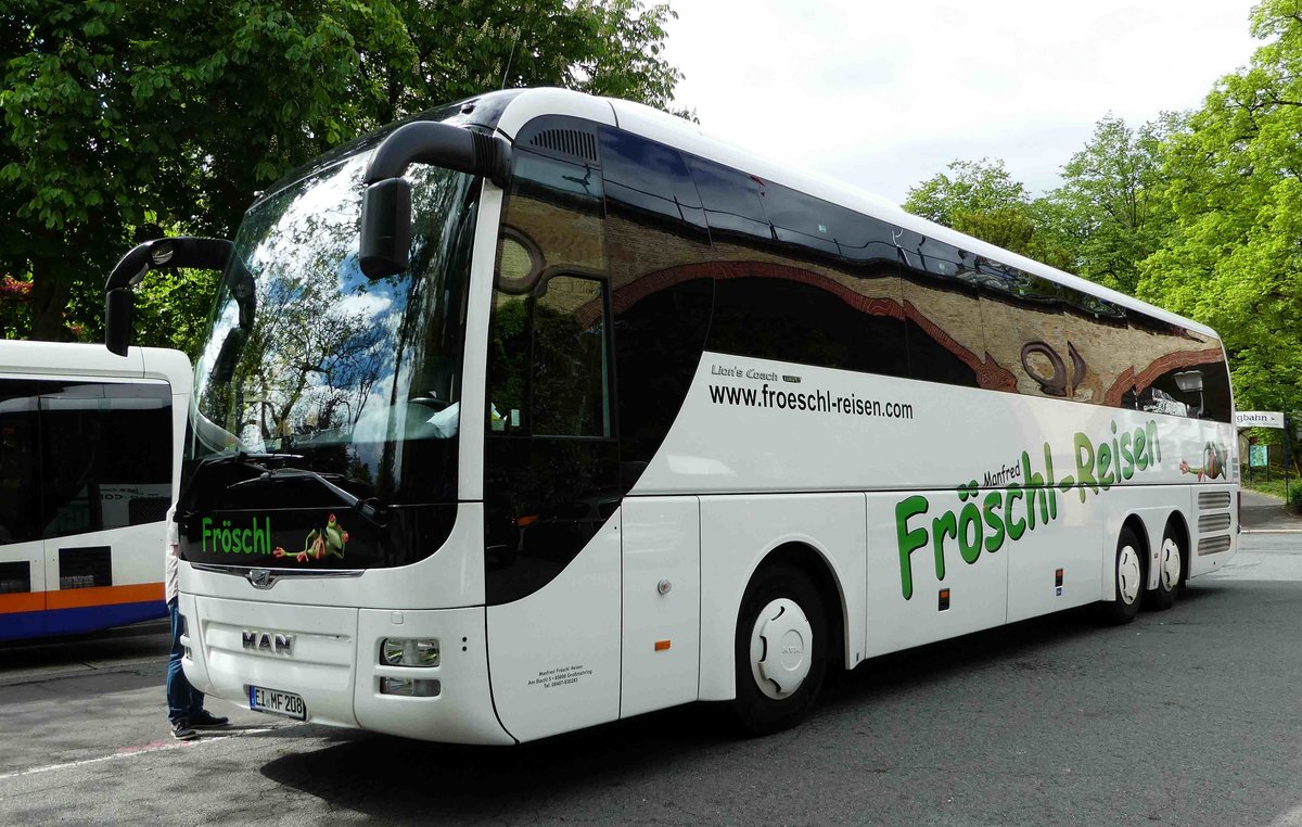 MAN Lions Coach des Busunternehmens  FRSCHL  steht an der Haltestelle Nerobergbahn in Wiesbaden im Mai 2017