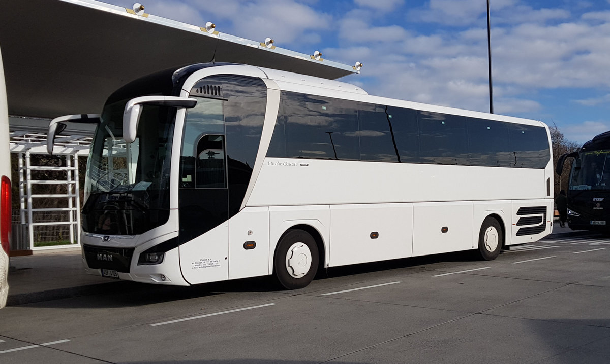 MAN Lion`s Coach des Busunternehmens CEDOK aus Prag steht auf dem Busparkplatz bei Schloss Schönbrunn im November 2019