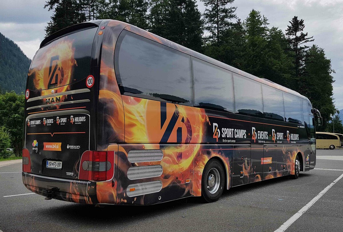 MAN Lion`s Coach des Busunternehmens VANDROVC aus Slowenien steht auf dem Busplatz am Königsee im Juni 2022