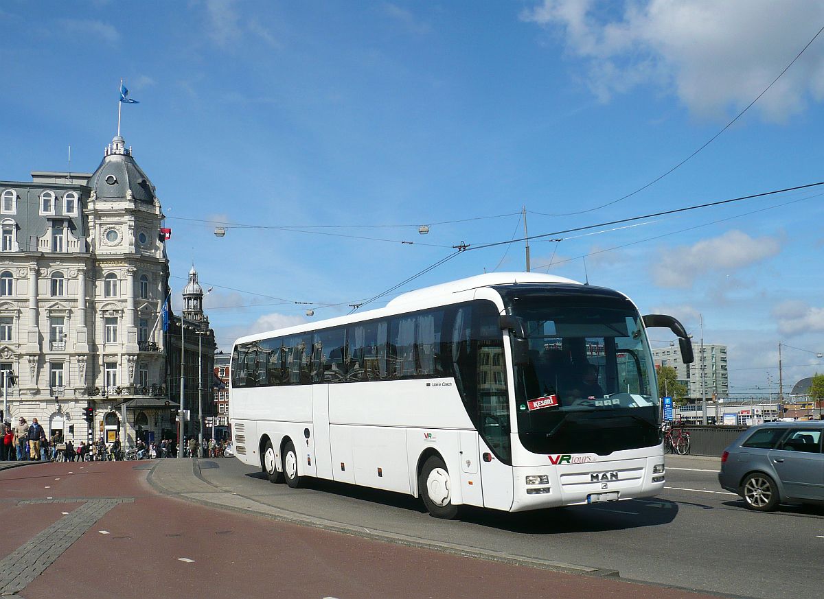 MAN Lion's Coach L Reisebus der Firma VK Tours aus Deutschland. Prins Hendrikkade, Amsterdam, Niederlande 09-04-2014.

MAN Lion's Coach L reisbus van de firma VK Tours uit Duitsland. Prins Hendrikkade Amsterdam 09-04-2014.