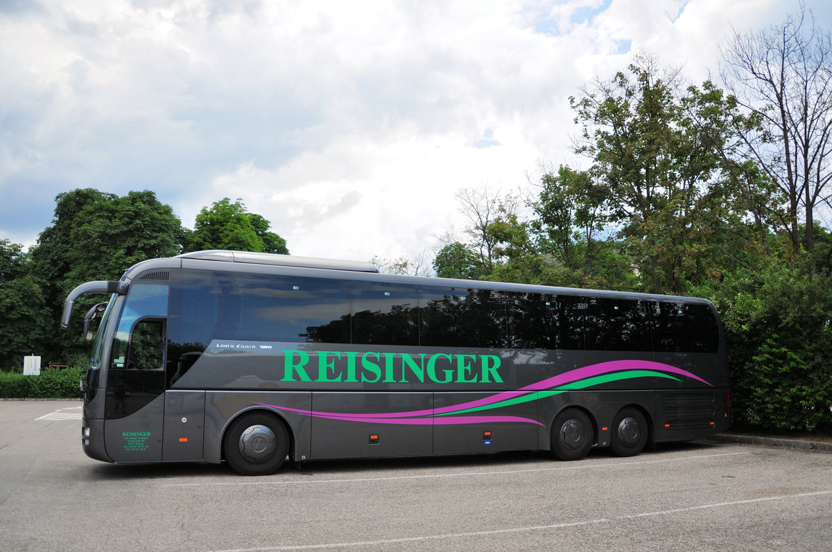 MAN Lions Coach von Reisinger Reisen aus der BRD in Krems gesehen.