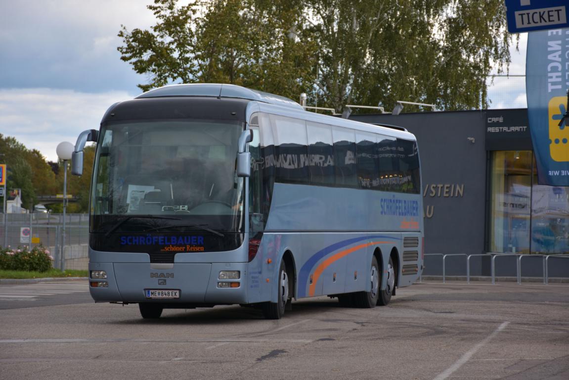 MAN Lion`s Coach von Schrfelbauer Reisen aus sterreich 10/2017 in Krems.