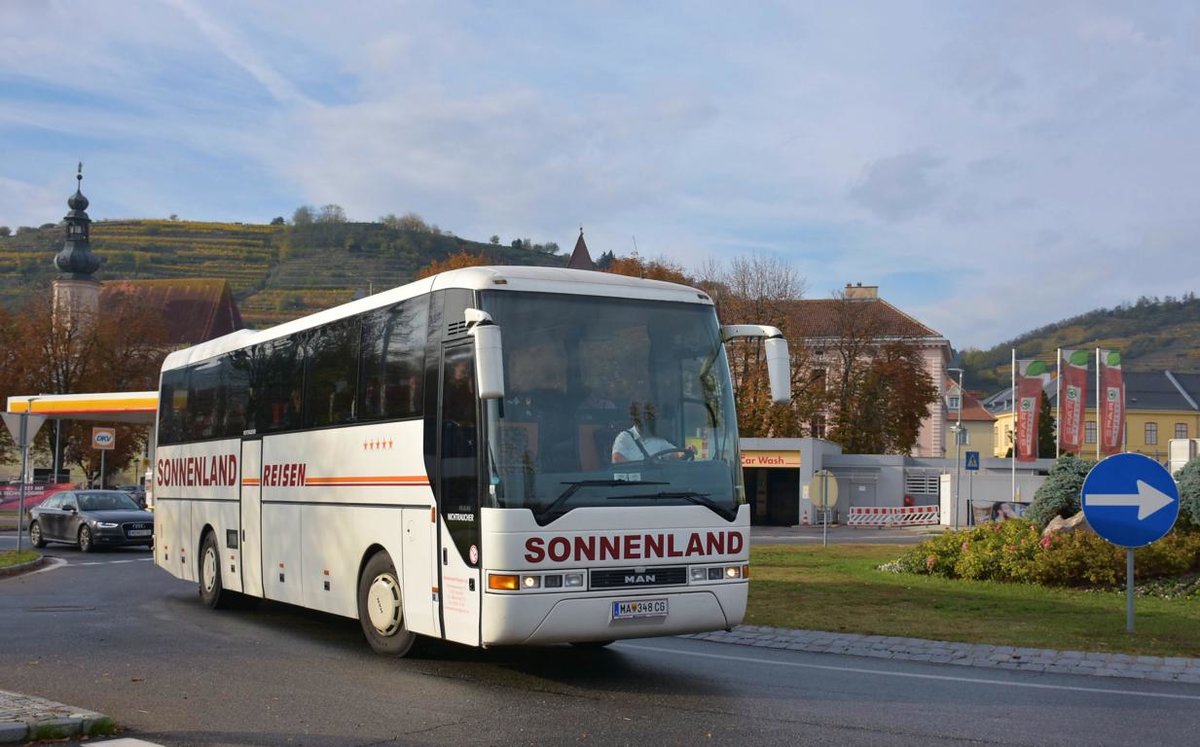 MAN Lion`s Coach von SONNENLAND Reisen aus sterreich im Okt.2017 in Krems.