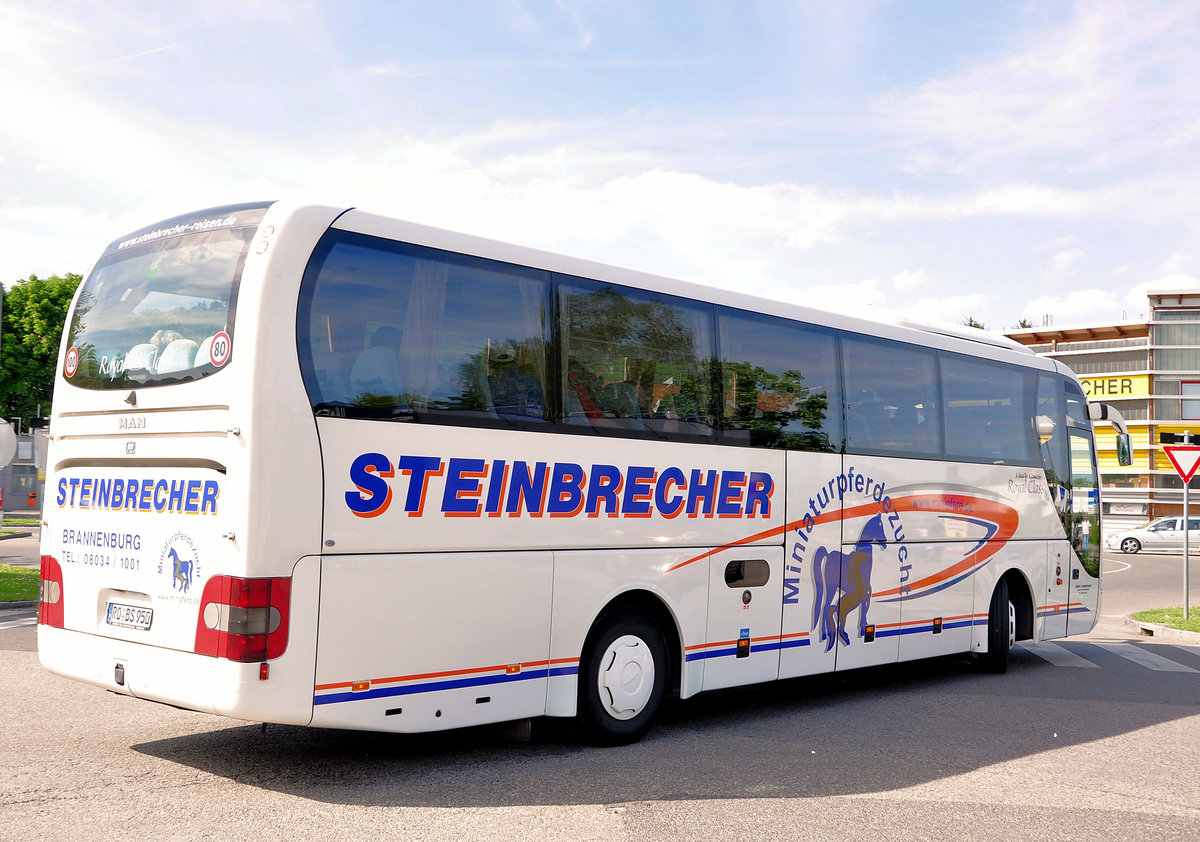MAN Lions Coach von Steinbrecher Reisen aus der BRD in Krems.