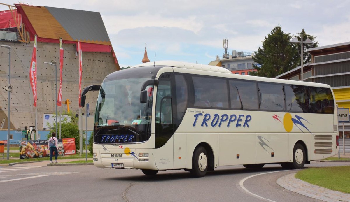MAN Lion`s Coach von TROPPER Reisen aus AT 2018 in Krems gesehen.