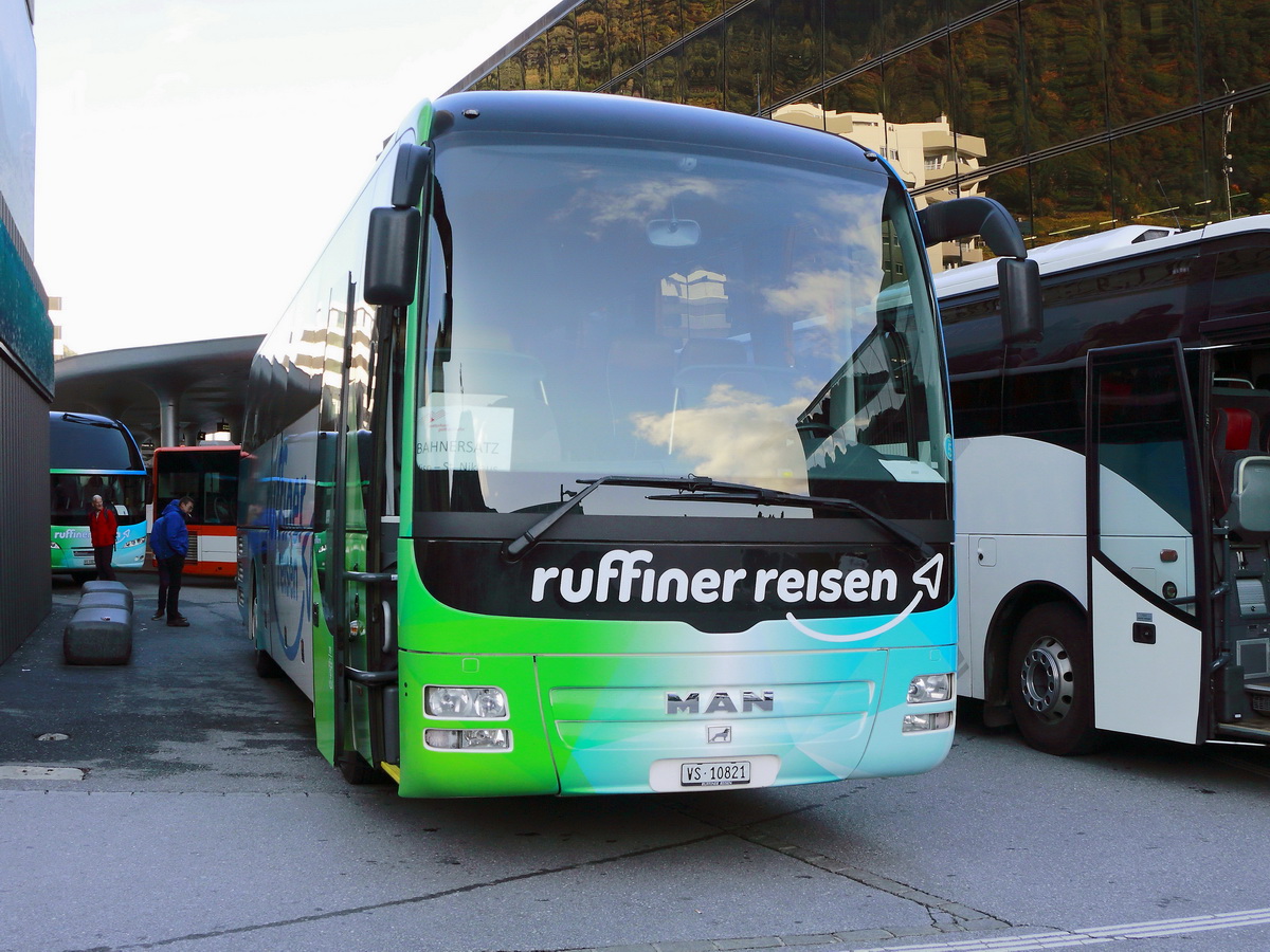 MAN der Ruffiner Reisen aus der Schweiz am 16. Oktober 2019 am Bahnhof Visp.