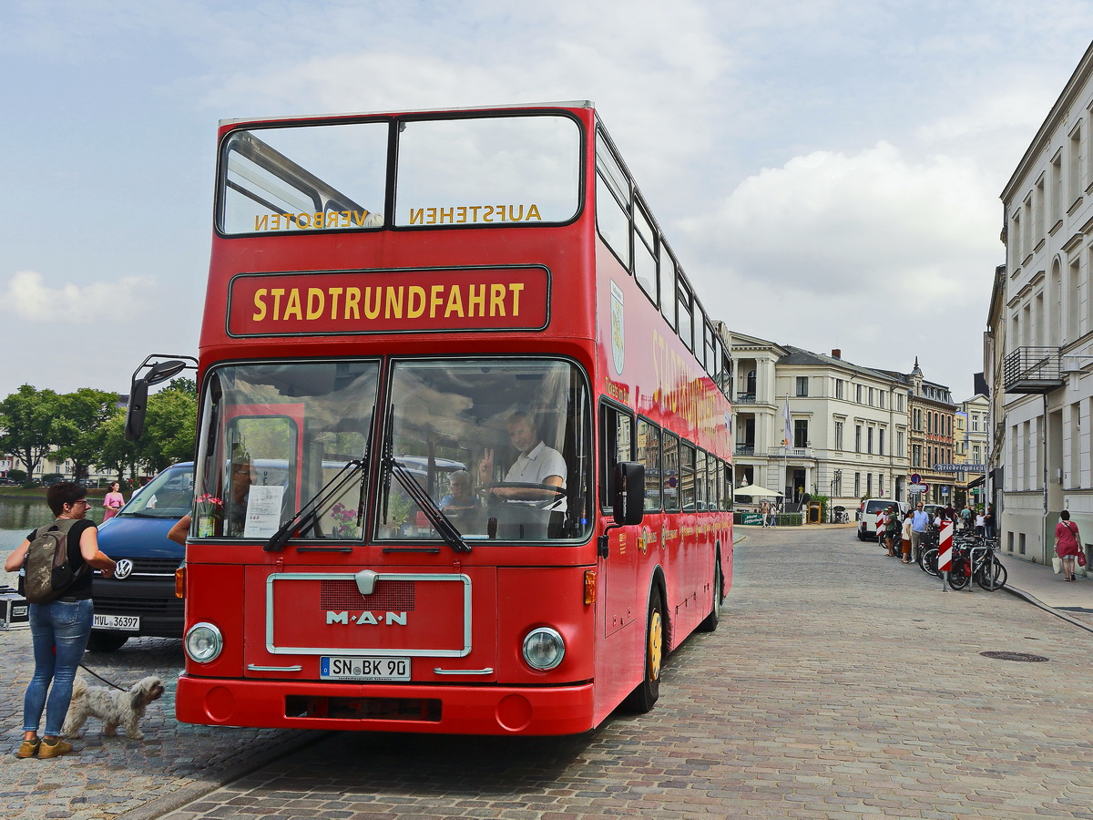 MAN SD 200 von Bus Kontor GmbH aus Deutschland in Schwerin am Pfaffenteich am 02. August 2019 . 
