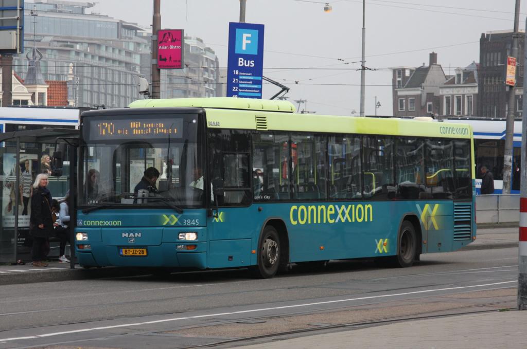 MAN Stadtbus der Fa. Connexxion auf dem Busbahnhof vor dem Bahnhof Centraal am 28.10.2014 in Amsterdam.