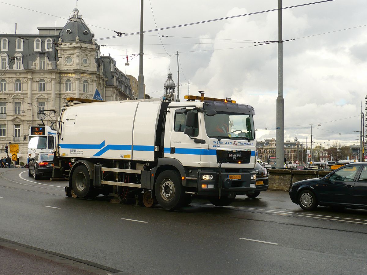 MAN TGM 18.340 Schienenreinigungsfahrzeug. Prins Hendrikkade, Amsterdam 26-03-2014.

MAN TGM 18.340 railreinigingsvoertuig van het gemeentelijk vervoerbedrijf Amsterdam.  Prins Hendrikkade, Amsterdam 26-03-2014.