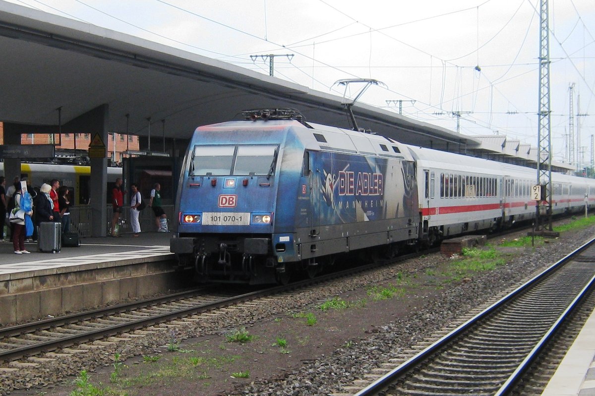 Mannheim Adlerlok 101 070 treft am 1 Juni 2012 in Koblenz Hbf ein. 