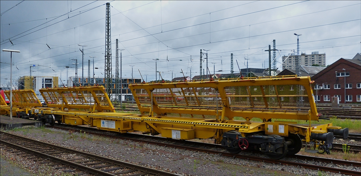 Matisa Weichentransportwagen WTM der ÖBB, Betriebsnr. 99 81 9358 014-4             Bj 2012; Baunr: 74063; LüP 25,26 m; Ladelänge 19,30 m; 19,30 m;          Eigengewicht 34 t;  Tragfähigkeit 30 t;                                       zugelassen für Strecken der Kategorie  C 2; 					kleinster durchfahrbarer  Radius 150 m im Zug;
war am 17.06.2016 im Bahnhof von Saarbrücken abgestellt.