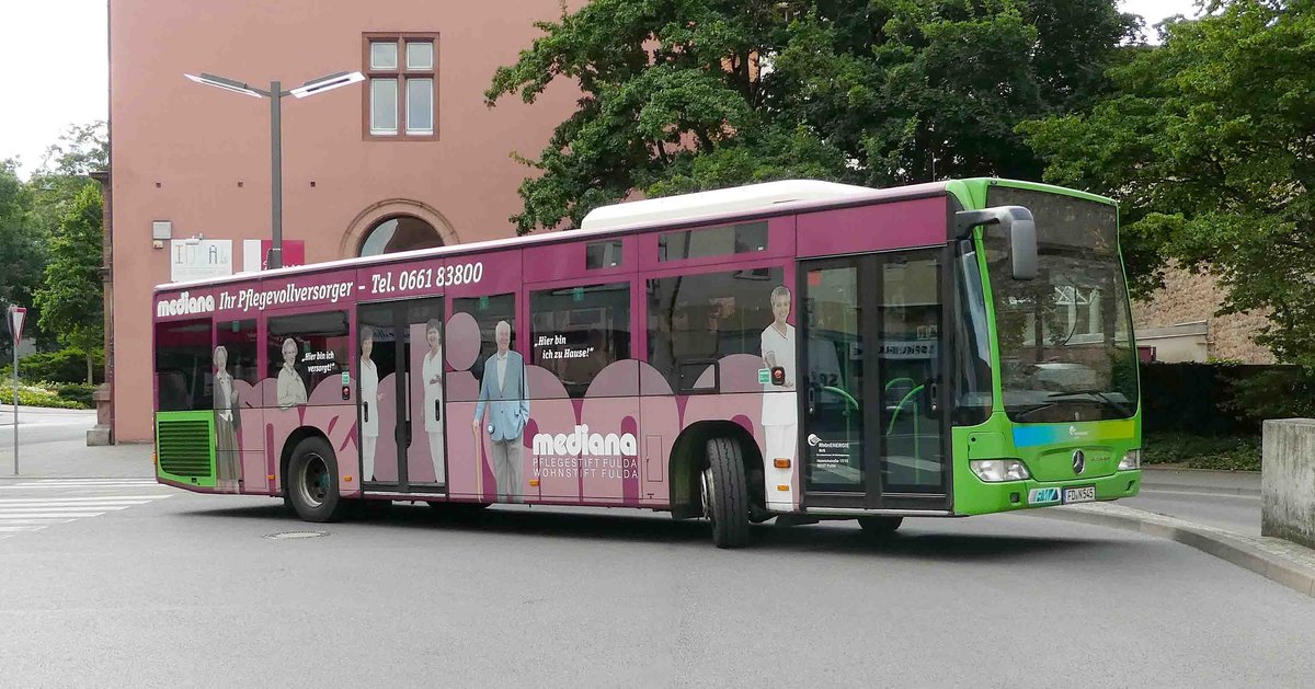 MB Citaro von RhnEnergie als Werbetrger fr den Pflegedienstleister  mediana  steht am Busplatz Heertor in Fulda, Juni 2017