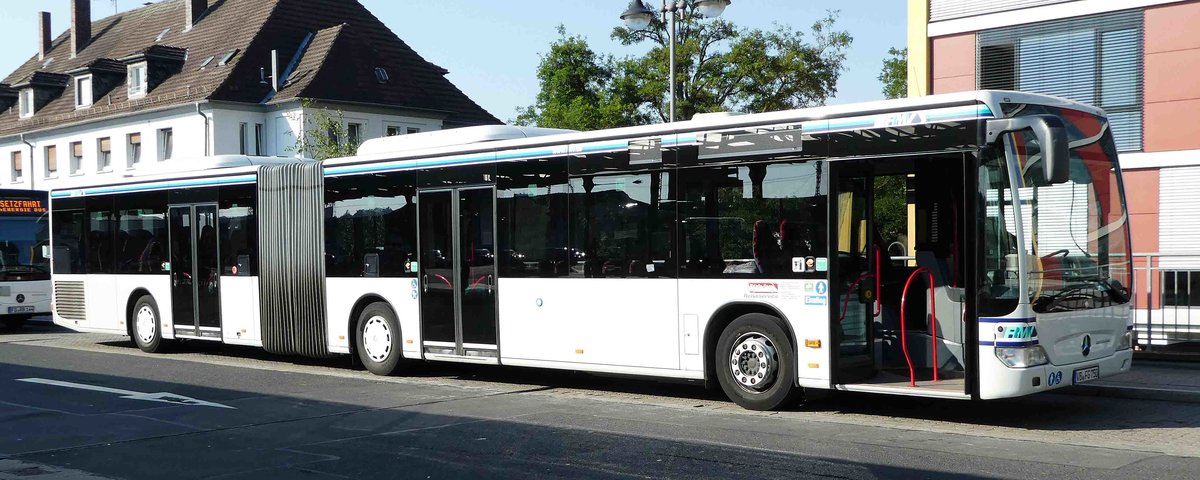 MB Gelenkbus vom Busunternehmen Frieda Gass, eingesetzt fr den RMV, steht im Juli 2018 in Fulda