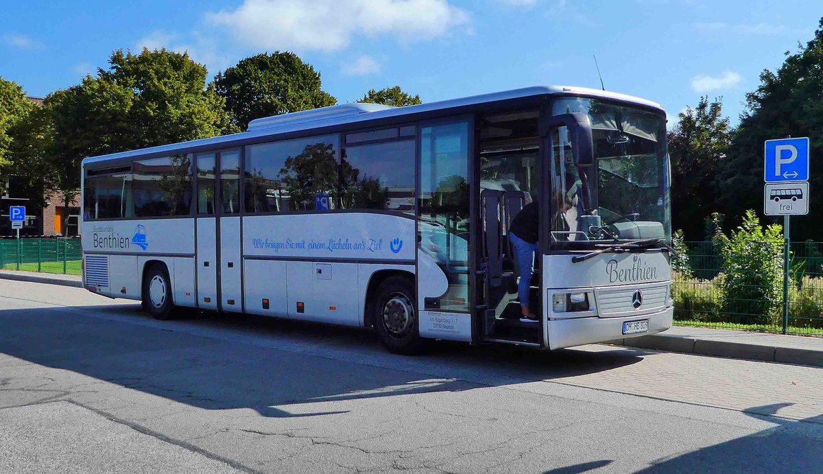 MB Integro des Busunternehmens BENTHIEN aus Beuslohe steht auf dem Busplatz von Burg/Fehmarn im September 2018