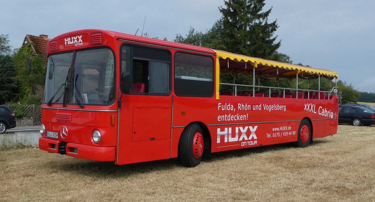MB O 305 von HUXX aus Lauterbach, Bj. 1981, 200 PS, 35 Sitzpltze, gesehen bei der Oldtimerausstellung in Uttrichshausen, 07-2019. Der Bus hat frher bei der BVG in Berlin im Linienverkehr gedient.
