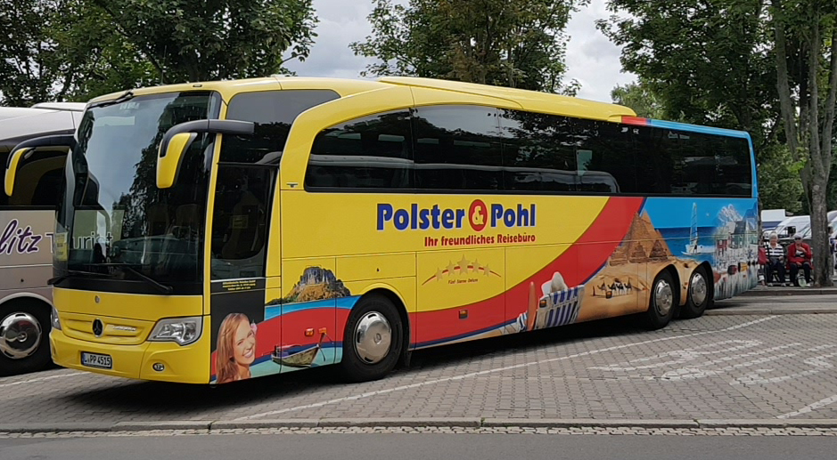MB Reisebus von POLSTER & POHL aus Leipzig steht in Erfurt im August 2021