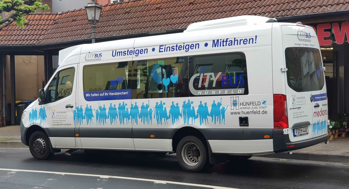 MB Sprinter als Citybus unterwegs in Hünfeld, Mai 2022