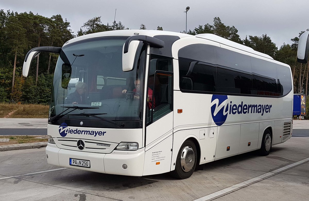 MB Tourino des Busunternehmens NIEDERMAYER rastet an der A 7 im September 2019