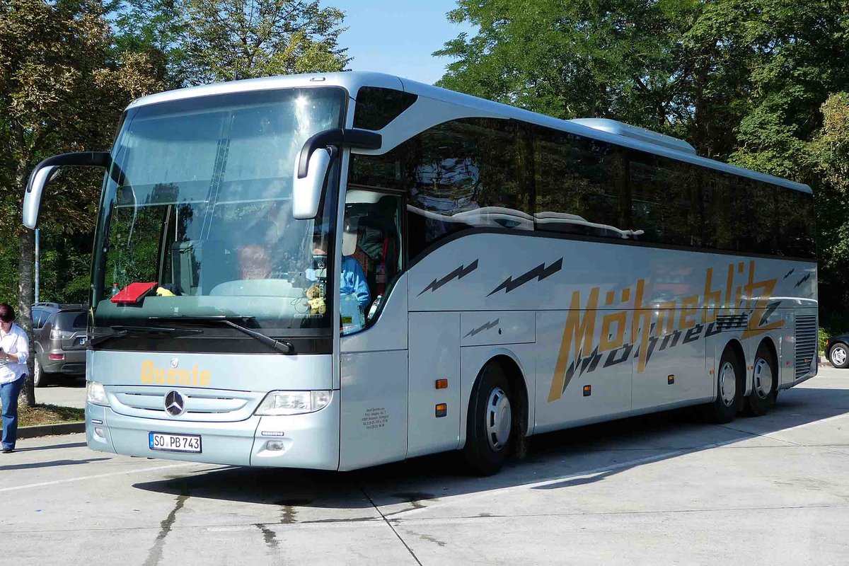 MB Tourismo als Möhneblitz des Busunternehmens Quente rastet an der A 7 im September 2017